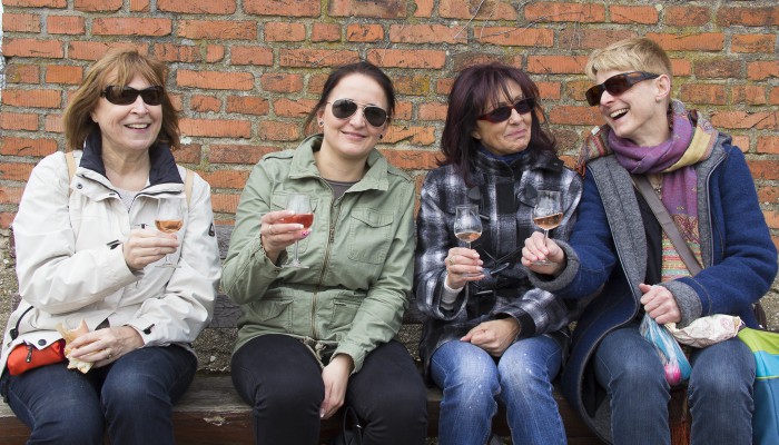 Weinprobe mit Wanderung - Ausruhen an einer Hütte